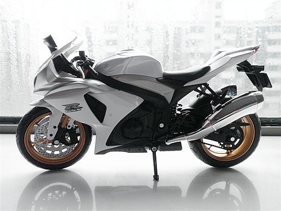 12 SUZUKI GSX 1000R DIECAST MOTORCYCLE  